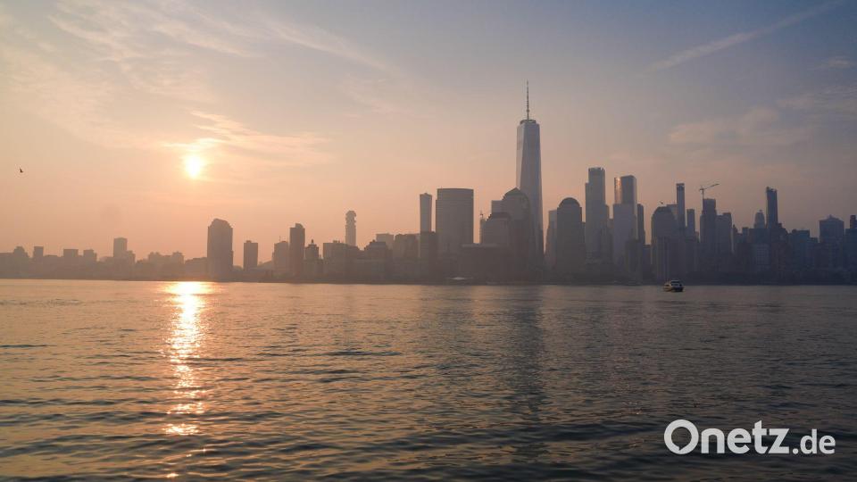 Rauch trübt die Luft in der Millionenmetropole New York. Bild: Ryan Murphy/FR172324 AP/AP/dpa