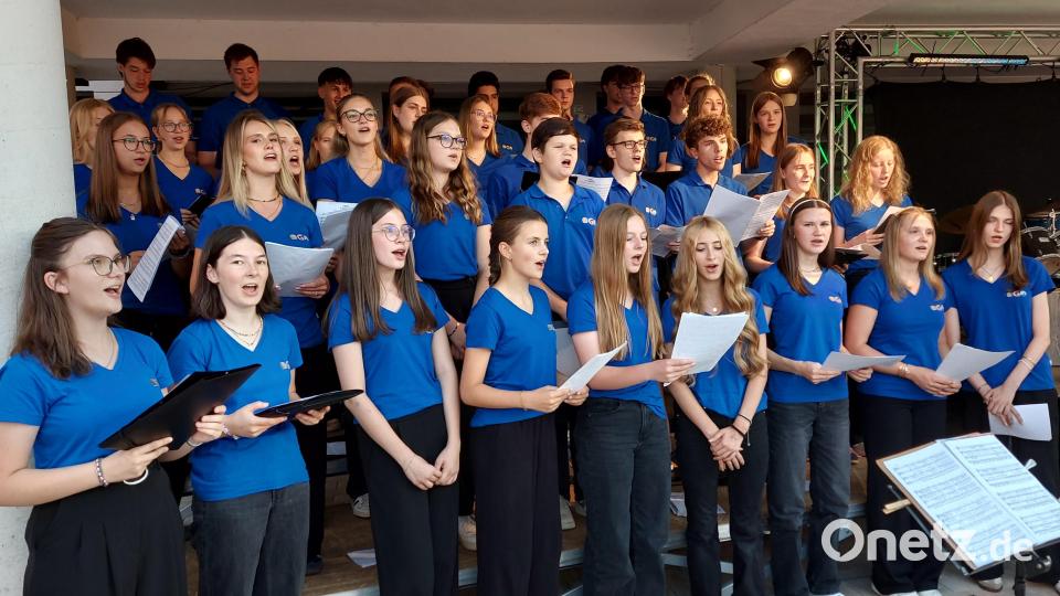 Mit „Jetzt und hier“ von den Wise Guys überzeugte der OGO-Chor unter Leitung von Andreas Lehmann mit einem anspruchsvollen A-capella-Song. Bild: Georg Lang