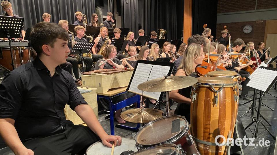 Das große Symphonieorchester, noch einmal unterstützt durch diesjährige Abiturienten, in Aktion beim großen Finale am Schmeller-Gymnasium in Nabburg. Bild: Raphael Haubelt