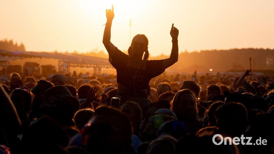 Festivalbesucher verfolgen auf dem Deichbrand Festival das Konzert des Rappers Marteria. Bild: Hauke-Christian Dittrich/dpa