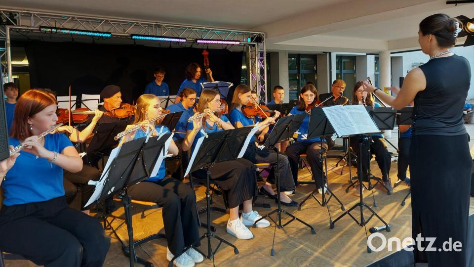 Vom sanften Soundtrack „Forest Gump“ bis zu den klangprägenden Bläsern von „Tropical Trumpets“ beeindruckte das OGO-Orchester unter Leitung von Katrin Schäufl das Publikum. Bild: Georg Lang