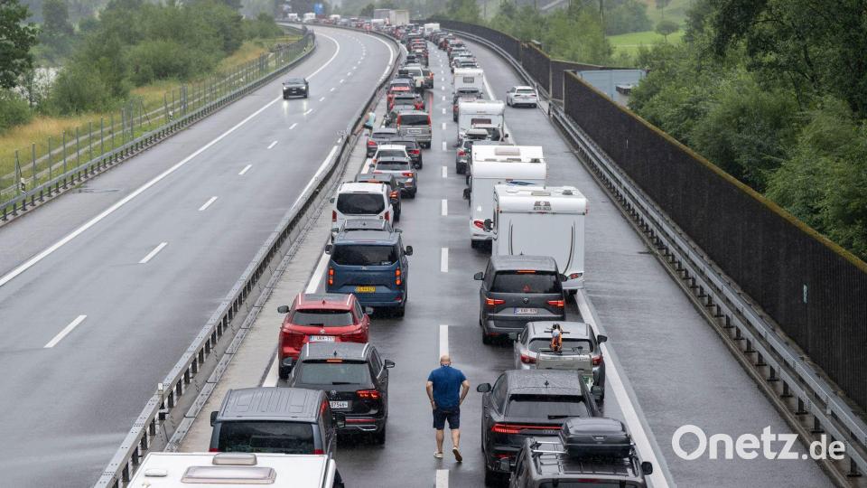 Auf der Autobahn A2 in Richtung Süden staut sich der Gotthard-Ferienreiseverkehr. Bild: Urs Flueeler/KEYSTONE/dpa