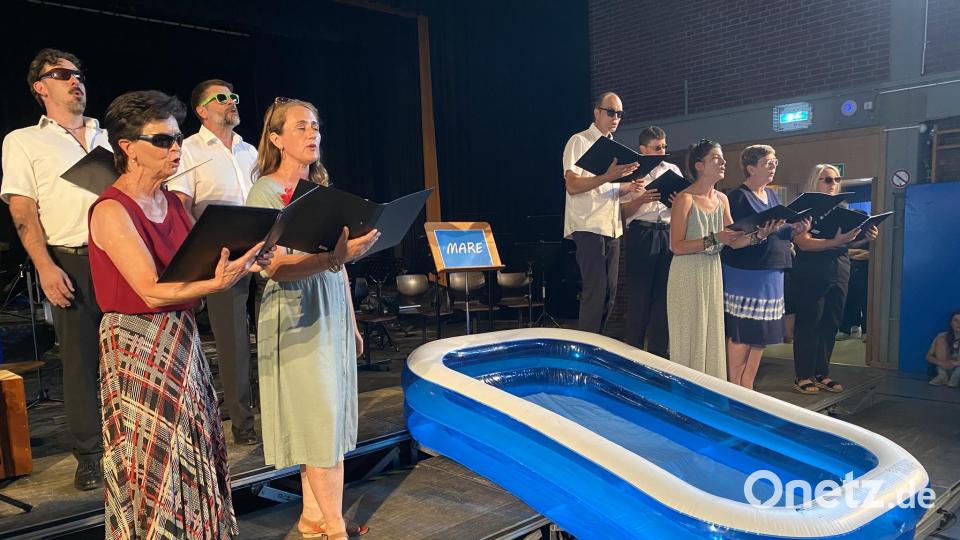 Mit "Azzurro" trug der Lehrerchor rund um einen leider wasserlosen Mini-Pool zumindest optisch erfrischend zum Programm bei. Bild: Raphael Haubelt