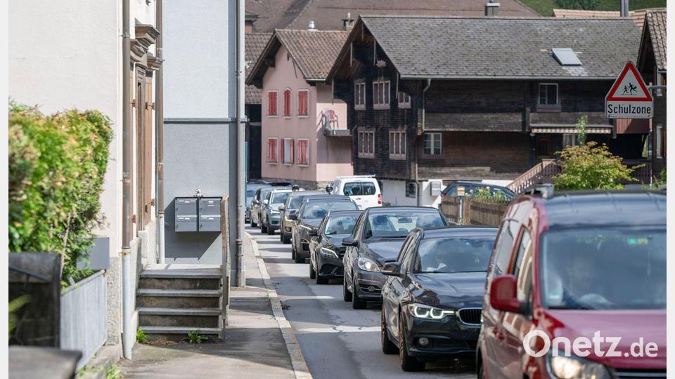 Der Ausweichverkehr aufgrund des Gotthard-Staus belastet das Dorf Amsteg. Bild: Urs Flueeler/KEYSTONE/dpa