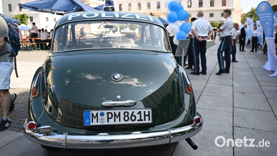 Zu sehen waren historische Polizeiwagen. Bild: Felix Hörhager/dpa