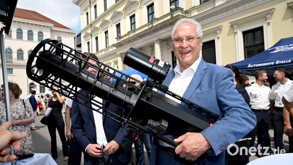 Minister Herrmann zeigt ein Gerät zur Drohnenabwehr. Bild: Felix Hörhager/dpa