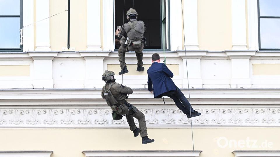 Innenstaatssekretär Sandro Kirchner lässt sich aus dem Fenster des Ministeriums abseilen. Bild: Felix Hörhager/dpa