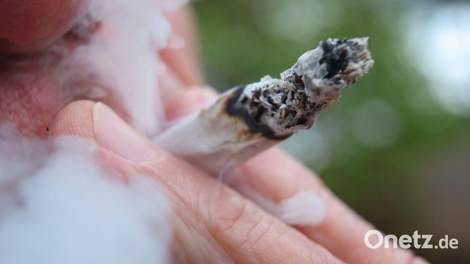 Mehr als 100 Joints sind an einer Tankstelle sichergestellt worden. Symbolbild: Karl-Josef Hildenbrand/dpa