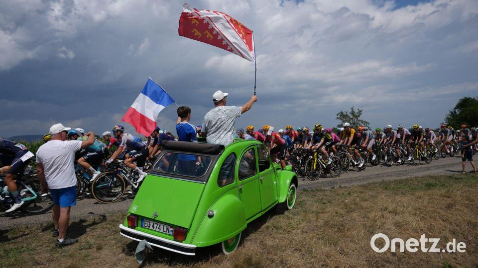 Tour de France: Fans, Fahnen, Feld – und eine Ente Bild: Thibault Camus/AP/dpa