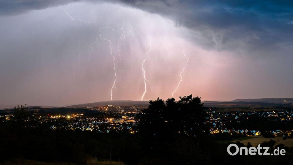 Blitze zucken bei einem Sommergewitter in der Nacht über Mössingen in Baden-Württemberg. Bild: Nicklas Walther/onw-images/dpa
