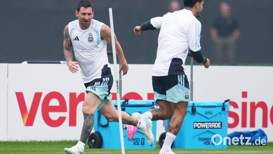 Lionel Messi konnte das Abschlusstraining mit seinen Kollegen absolvieren - Spanien sagte die letzte Einheit wegen des Gewitters ab. Bild: Abbie Parr/AP/dpa