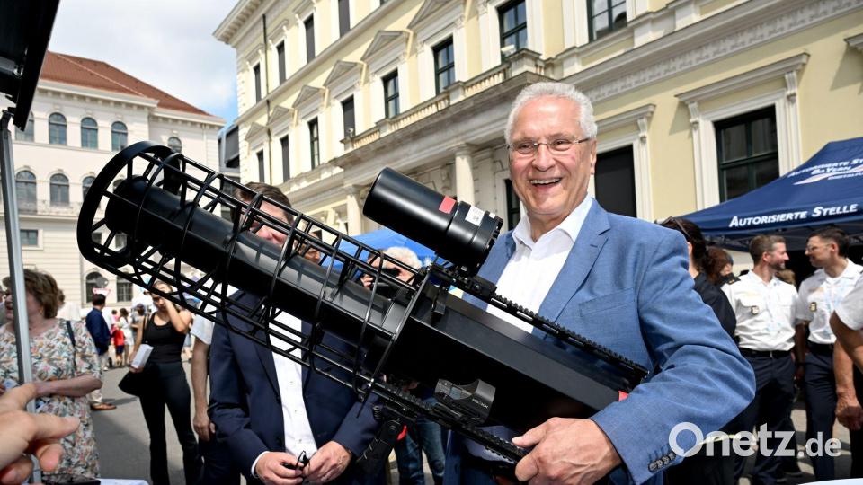 Herrmann mit einem Jammer bei Festveranstaltung "80 Jahre Bayerische Polizei" Bild: Felix Hörhager/dpa