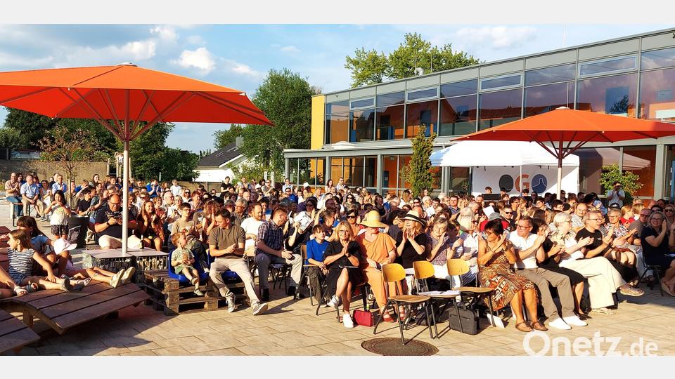 Entspannte Platzwahl auf dem weitläufigen Pausenhofgelände beim Open-Air-Konzert. Bild: Georg Lang