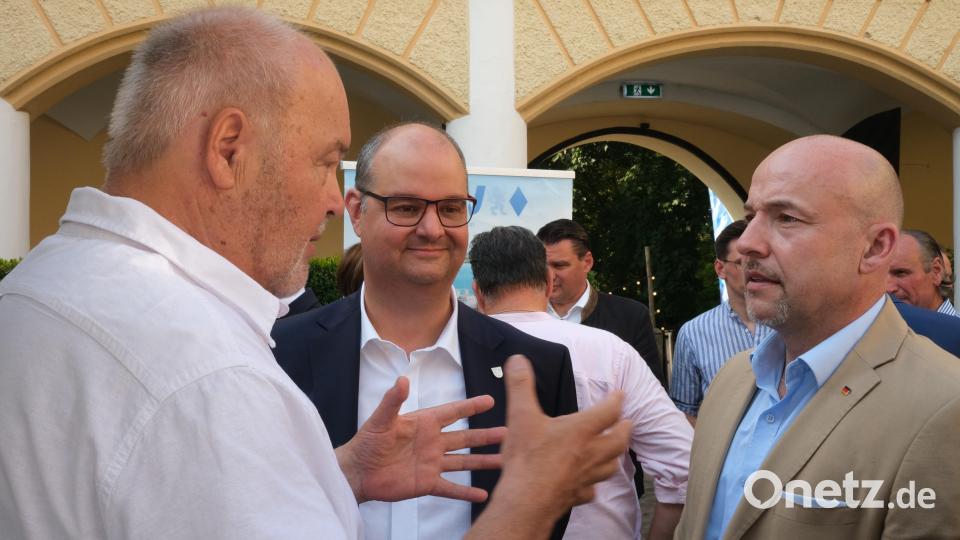 Gespräch mit dem Ehrengast: Die MU-Mitglieder Albert Vetterl und Christian Paulus (von links) nutzen die Gelegenheit zum Meinungsaustausch mit Alexander Hoffmann (rechts). Bild: Rudolf Hirsch