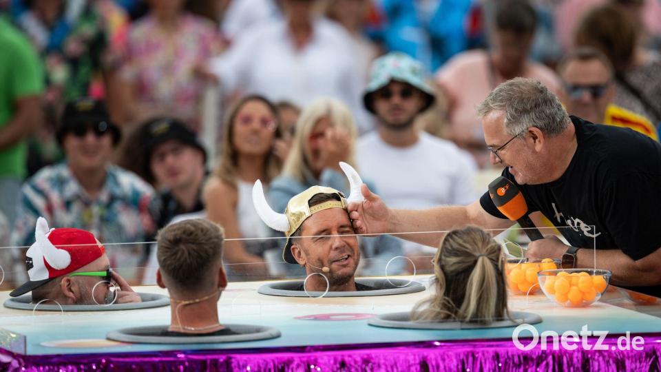 Elton tröstet Lorenz Büffel bei einem der „Fernsehgarten“-Gaga-Spiele. Bild: Hannes P. Albert/dpa