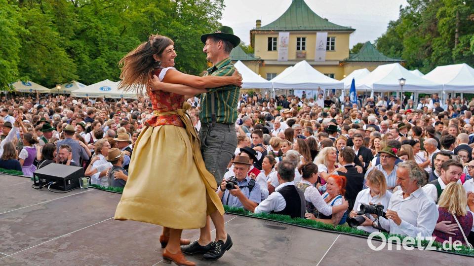 Herrliches Vergnügen frühmorgens - Katharina Mayer und Magnus Kaindl tanzen beim Kocherlball am Chinesischen Turm in München. Bild: Uwe Lein/dpa