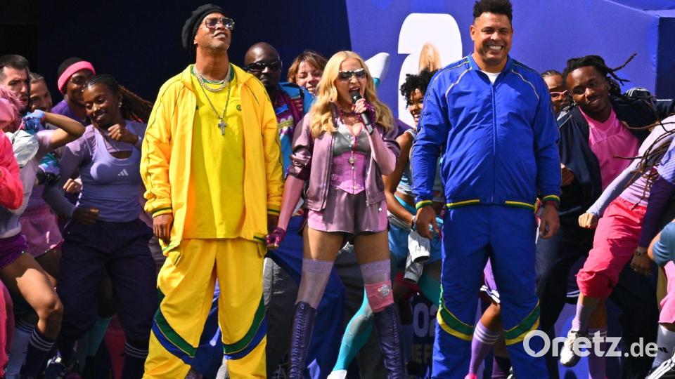 Bunte Mischung: Madonna mit Brasiliens Fußballlegenden Ronaldinho (l) und Ronaldo. Bild: Tom Weller/dpa