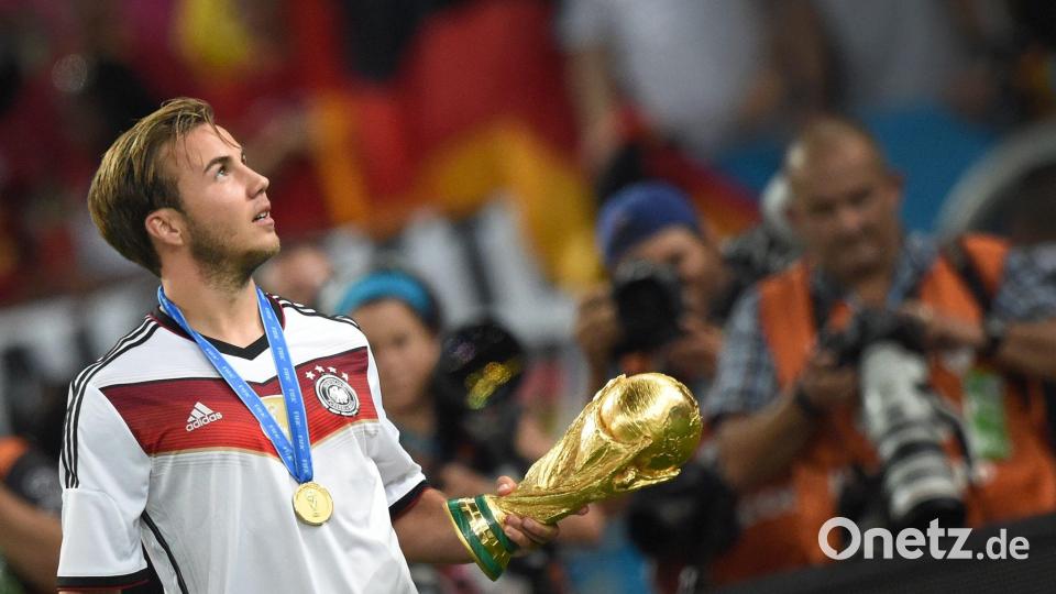 Torschütze mit WM-Trophäe. (Archivbild) Bild: Marcus Brandt/Deutsche Presse-Agentur GmbH/dpa