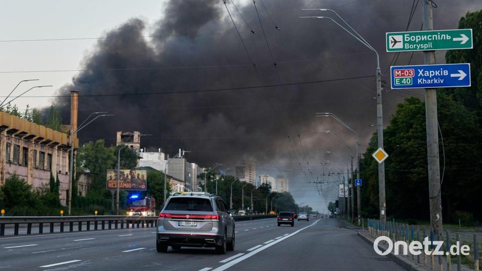 Russland traf nach eigenen Angaben auch ein Logistikzentrum für die Lagerung von Bauteilen für Waffen in Kiew. Bild: Efrem Lukatsky/AP/dpa