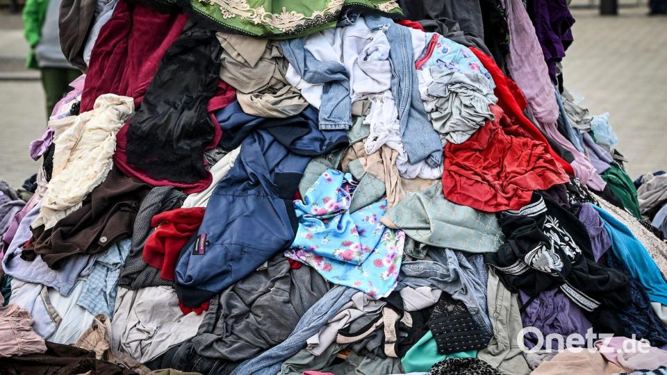 Angaben der EU-Kommission zufolge werden in Europa jährlich vier bis neun Prozent der unverkauften Textilien zerstört, bevor sie überhaupt getragen wurden. (Symbolbild) Bild: Jens Kalaene/dpa