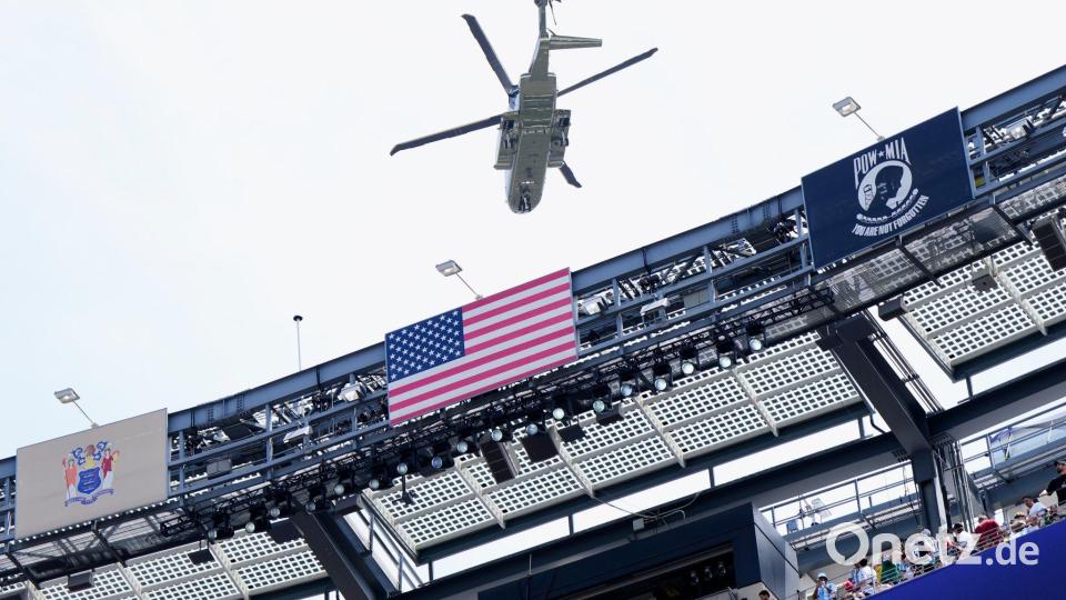 Donald Trump kam mit einem der Hubschrauber, die vor dem Spiel über das Stadion flogen, zum WM-Finale. Bild: Ashley Landis/AP/dpa