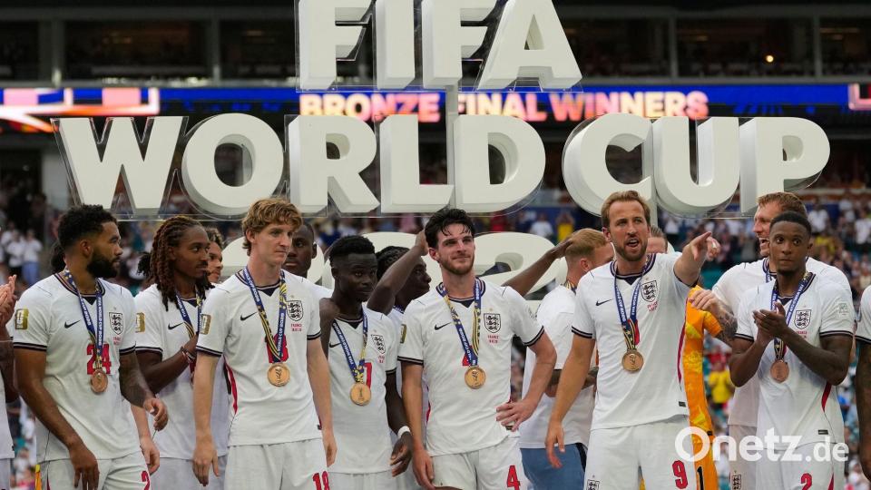 Der Engländer Harry Kane (2vr) gestikuliert neben seinen Teamkollegen (vl) Reece James (24), Djed Spence (25), Anthony Gordon (18), Bukayo Saka (7), Declan Rice (4) und Ezri Konsa (2) bei der Zeremonie nach dem gewonnenen Spiel gegen Frankreich. Bild: Rebecca Blackwell/AP/dpa