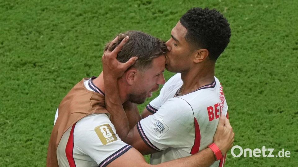 Jude Bellingham (r) lief nach seinem Tor zu Jordan Henderson. Bild: Marta Lavandier/AP/dpa