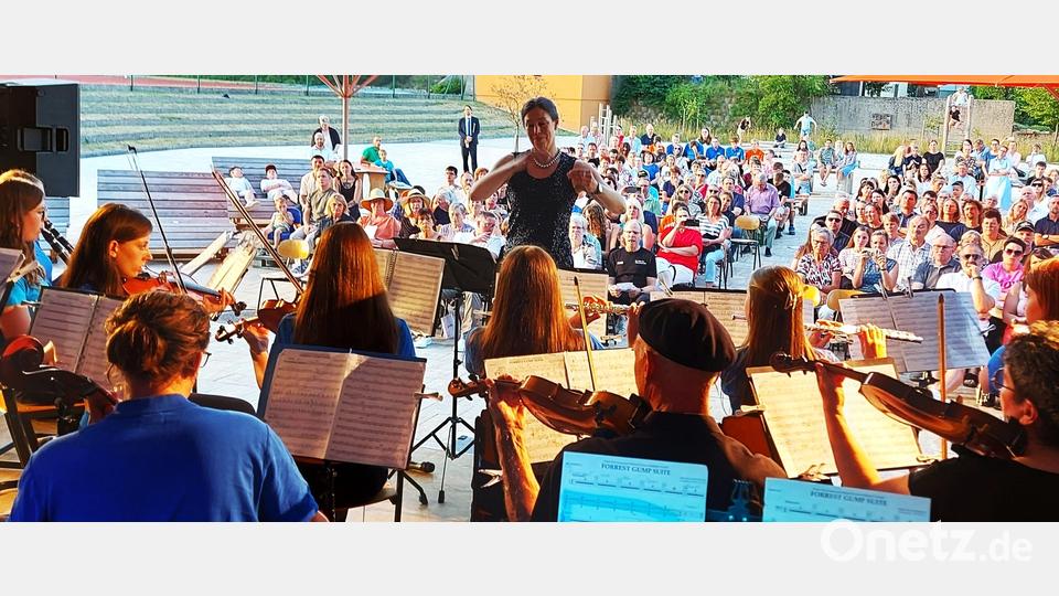 Vom sanften Soundtrack „Forest Gump“ bis zu den klangprägenden Bläsern von „Tropical Trumpets“ beeindruckte das OGO-Orchester unter Leitung von Katrin Schäufl das Publikum beim Schulkonzert. Bild: Georg Lang