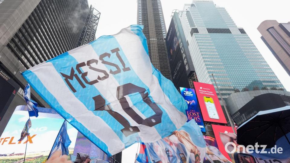 Argentinische Fans stimmen sich am Times Square auf das Finale ein. Bild: Frank Franklin III/AP/dpa