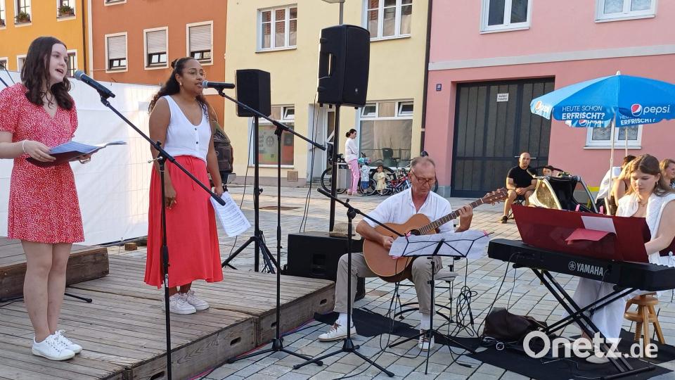 Nach fünfjähriger Pause gab Olivia Neal (Zweite von links) ein tolles „Herzwärts-Comeback“. Zusammen mit Carolina Luber (links) präsentierte sie den Hit „I’ll never find another you“. Das Duo wurde von Werner Pichl (Gitarre) und Hannah Reiß (E-Piano) begleitet. Bild: Werner Schulz