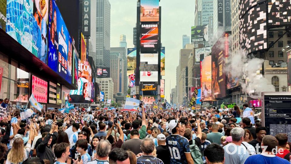 Argentinische Fans feierten am Times Square in New York. Bild: Christoph Lother/dpa