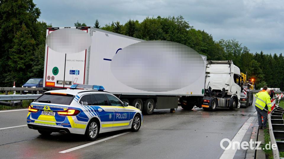 Ein Sattelschlepper hat am Morgen die Autobahn A8 Richtung München blockiert. Bild: Uwe Lein/dpa