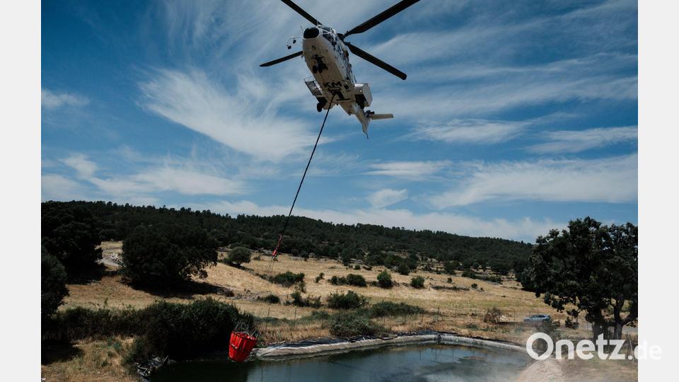 Ein Hubschrauber unterstützt die Löscharbeiten in dem Gebiet von Guadalajara bei Madrid. Bild: Mateo Lanzuela/EUROPA PRESS/dpa