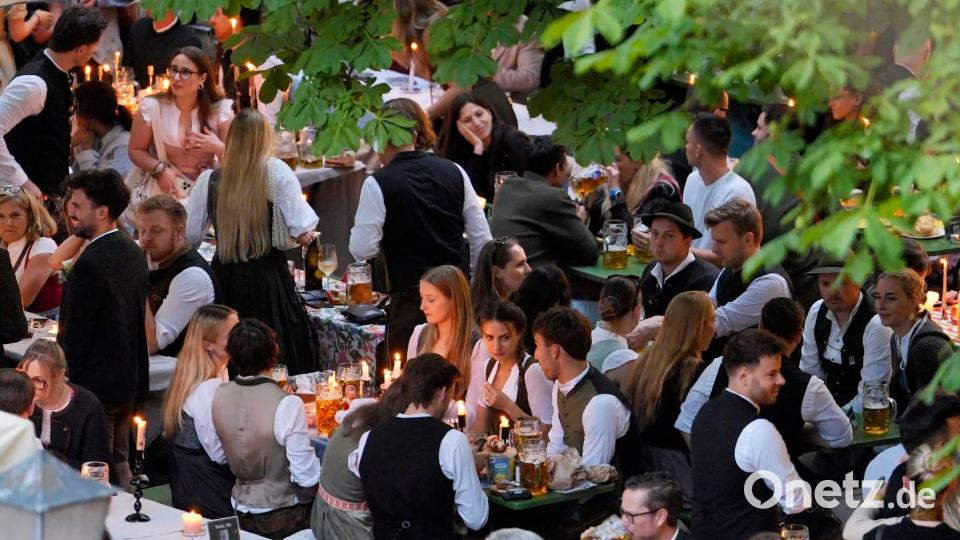 Die Ersten kamen noch im Dunkeln - und brachten Kerzen mit. Bild: Uwe Lein/dpa