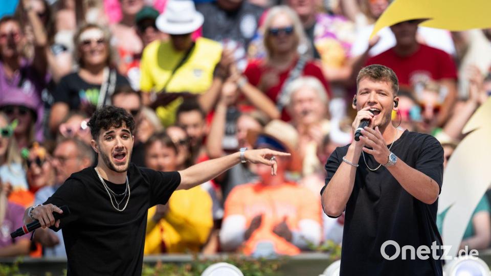 Julian Sommer (r) und Luca-Dante Spadafora und ihr Hit „Wenn ich nüchtern wär“. Bild: Hannes P. Albert/dpa