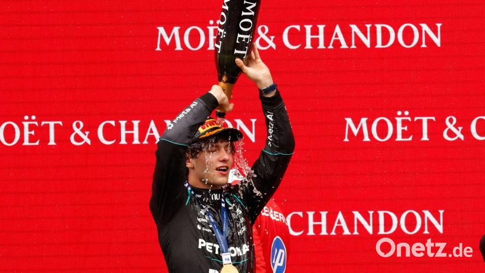 Mercedes-Pilot Andrea Kimi Antonelli feiert seinen Sieg beim Grand Prix von Belgien mit einer Champagnerdusche Bild: Geert Vanden Wijngaert/AP/dpa