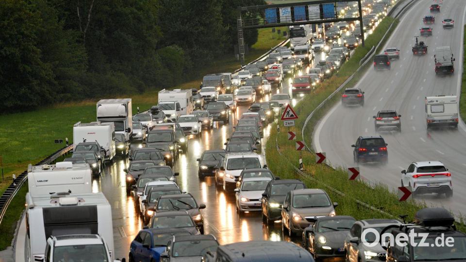 Stau bei strömendem Regen nach einem Lkw-Unfall. Bild: Uwe Lein/dpa