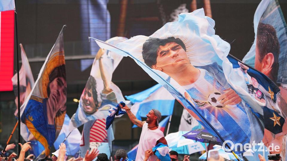 Auch Fußball-Legende Diego Maradona war auf vielen Fahnen abgebildet. Bild: Julio Cortez/AP/dpa