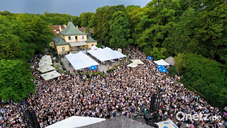 An die 12.000 Menschen kamen zum Kocherlball. Bild: Uwe Lein/dpa