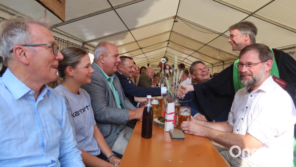 Die Prominenz im Festzelt wurde von Pfarrer Andreas J. Ruhs begrüßt. Bild: Helmut Kunz