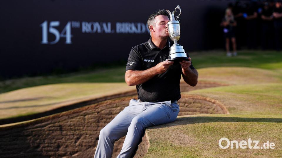 Ryan Fox küsst nach seinem Sieg die Trophäe. Bild: Jacob King/PA Wire/dpa