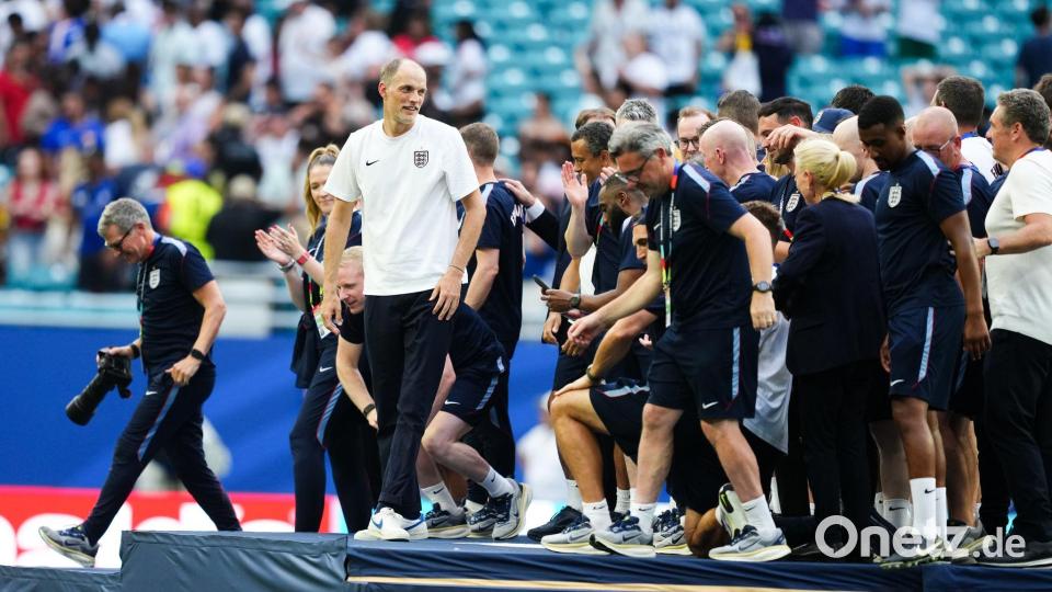 Thomas Tuchel (l) auf dem Podest für den WM-Dritten. Bild: Martin Rickett/PA Wire/dpa