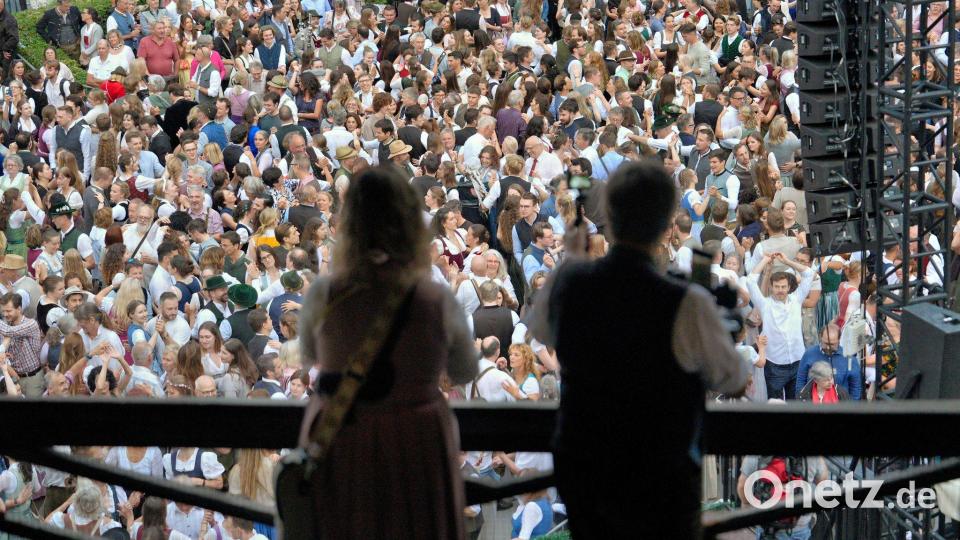Tausende drängen sich auf der Tanzfläche. Bild: Uwe Lein/dpa