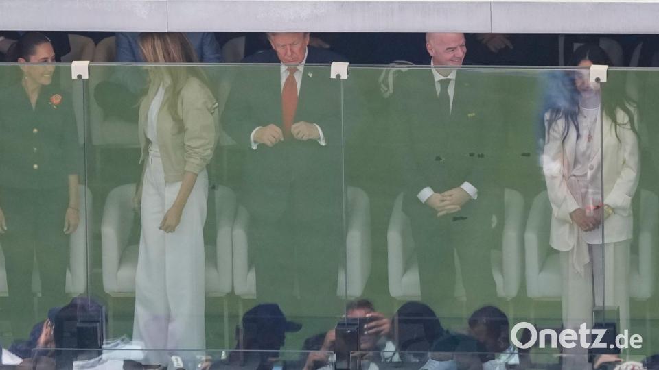 US-Präsident Donald Trump war hinter Glas bei ersten TV-Einblendungen kaum zu erkennen. Bild: Matt Slocum/AP/dpa