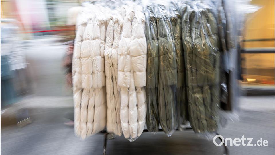 Ab dem 19.7. gilt eine neue EU-Vorschrift: Große Firmen in der EU dürfen ungetragene Kleidung nicht mehr entsorgen. (Symbolbild) Bild: Peter Kneffel/dpa