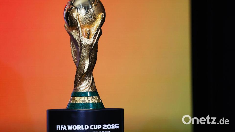 Der WM-Pokal wird 2030 in sechs Ländern ausgespielt. (Archivbild) Bild: Heather Khalifa/AP/dpa