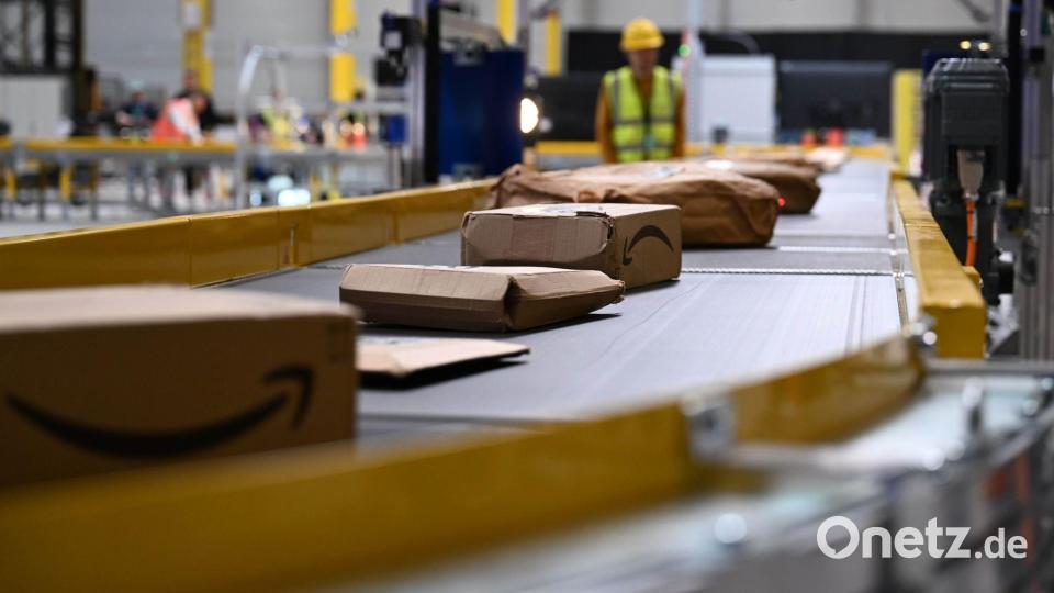 Ein Sortierband mit Paketen in einem deutschen Amazon-Standort. (Archivbild) Bild: Wolf von Dewitz/dpa