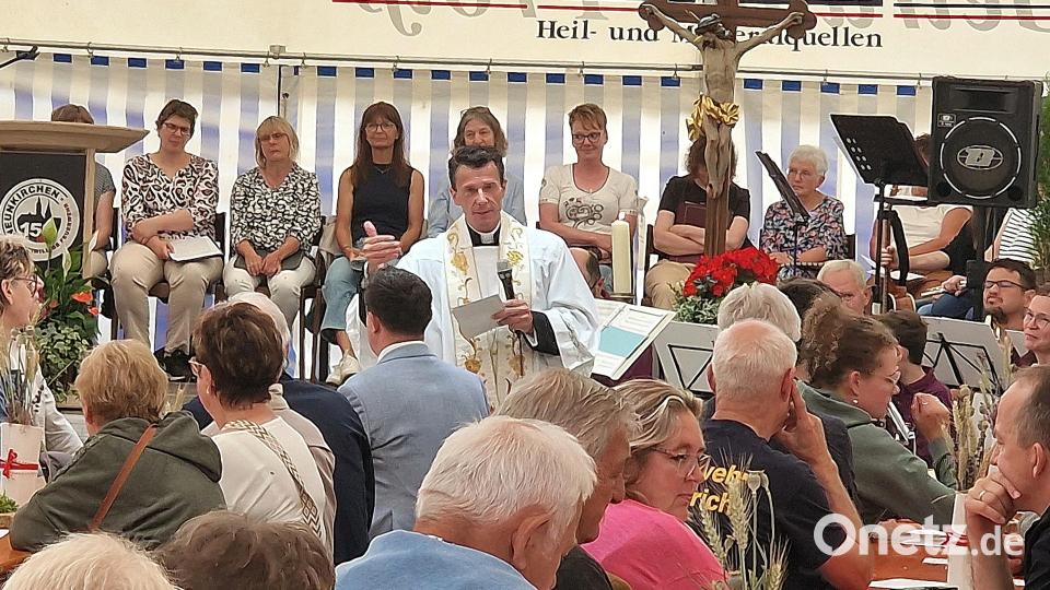 Der ökumenische Gottesdienst im Festzelt bildete den feierlichen Auftakt zur Segnung und Eröffnung des neuen Dorfplatzes in Neunkirchen. Bild: Reinhard Kreuzer