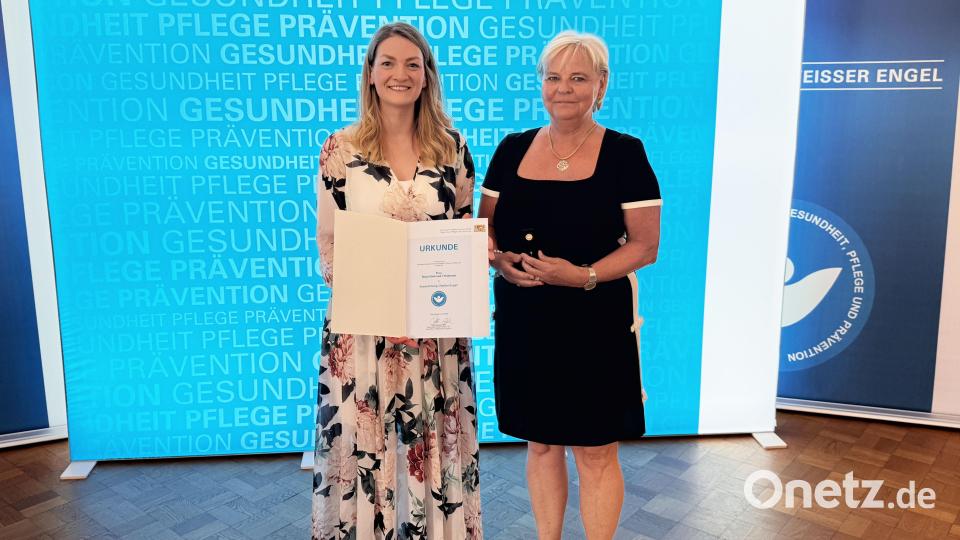 Birgit Tafelmeier (rechts) nimmt die Auszeichnung von Ministerin Judith Gerlach (links) entgegen. Bild: Bayerisches Staatsministerium für Gesundheit, Pflege und Prävention