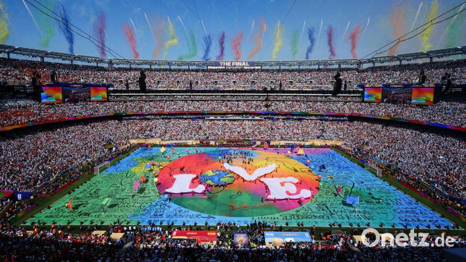 Fans verfolgen die Halbzeitshow. Bild: Martin Rickett/PA Wire/dpa